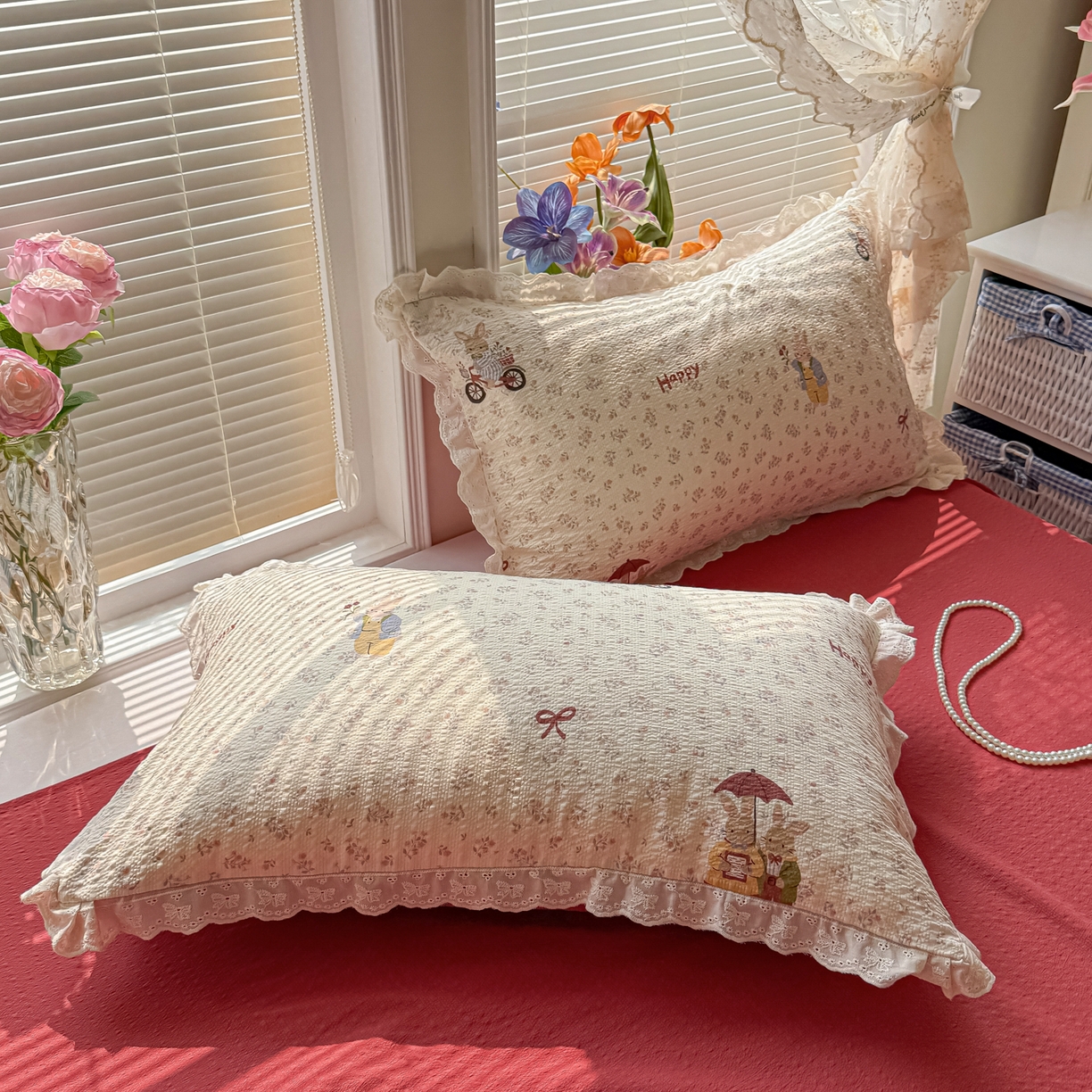 91家纺网 家纺一手货源 找家纺 玉海棠家纺 2026新款泡芙纱全棉纯棉蕾丝花边夏被-花笺系列（软乎乎的质感，治愈所有疲惫） 花笺-躲雨小兔