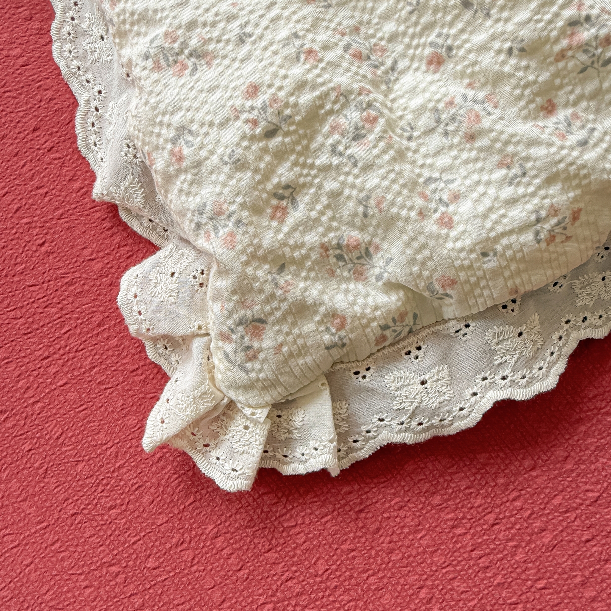 91家纺网 家纺一手货源 找家纺 玉海棠家纺 2026新款泡芙纱全棉纯棉蕾丝花边夏被-花笺系列（软乎乎的质感，治愈所有疲惫） 花笺-躲雨小兔