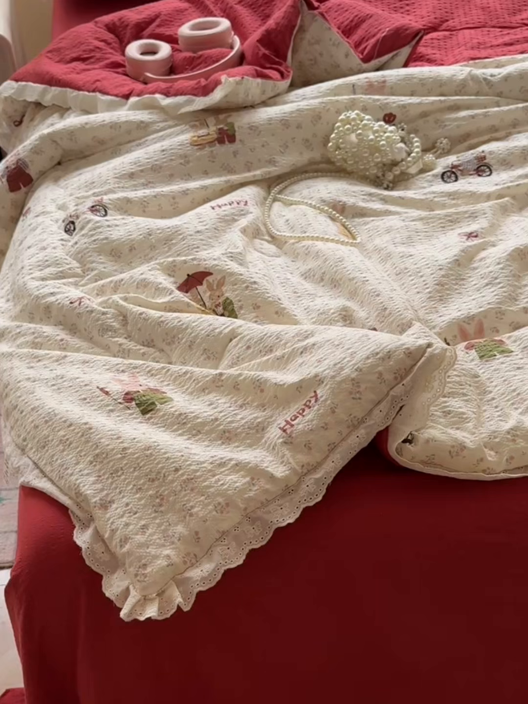 91家纺网 家纺一手货源 找家纺 玉海棠家纺 2026新款泡芙纱全棉纯棉蕾丝花边夏被-花笺系列（软乎乎的质感，治愈所有疲惫） 花笺-躲雨小兔