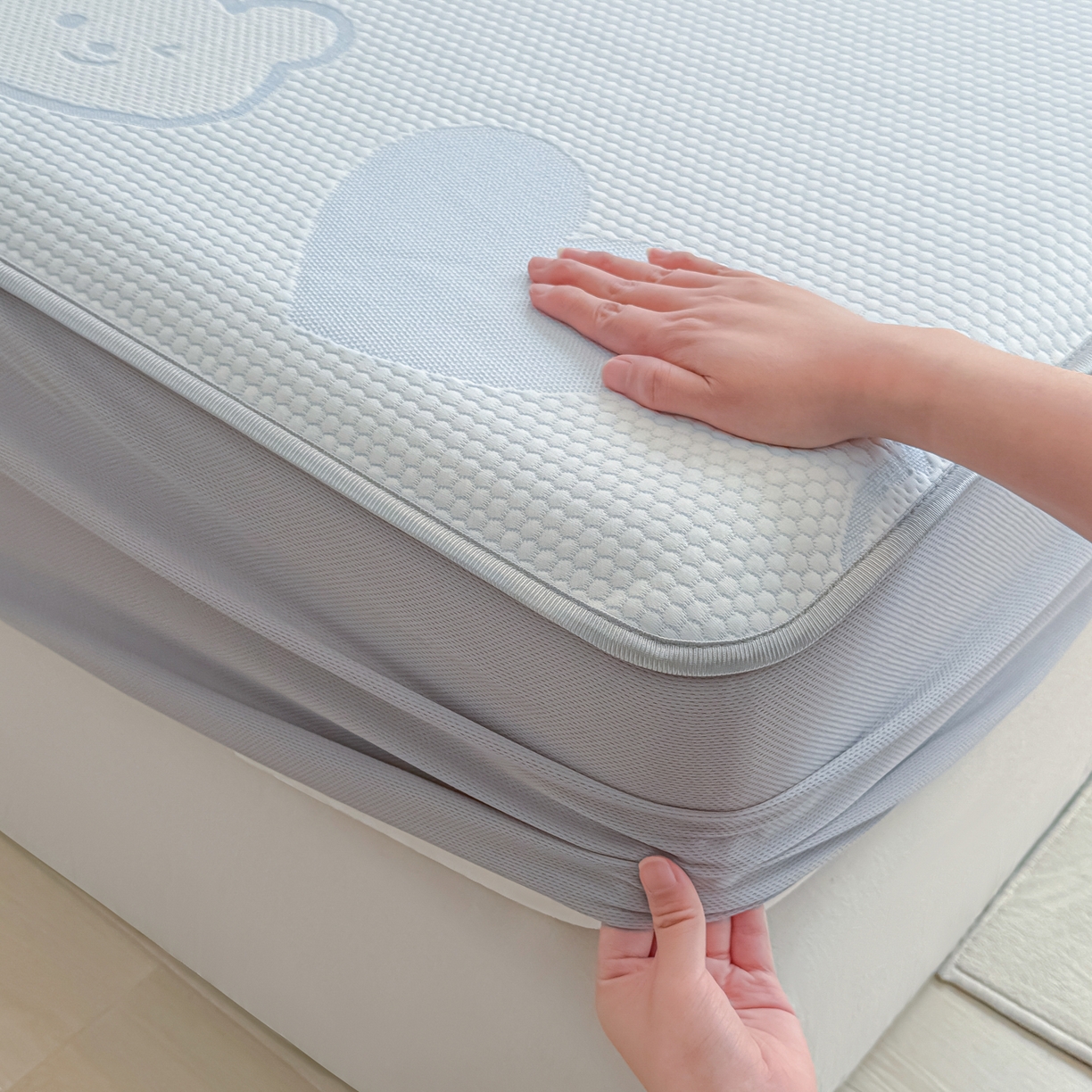 91家纺网 家纺一手货源 找家纺 多乐家纺 206新款冰豆豆防水凉感软席凉席席子 爱心熊-床笠款