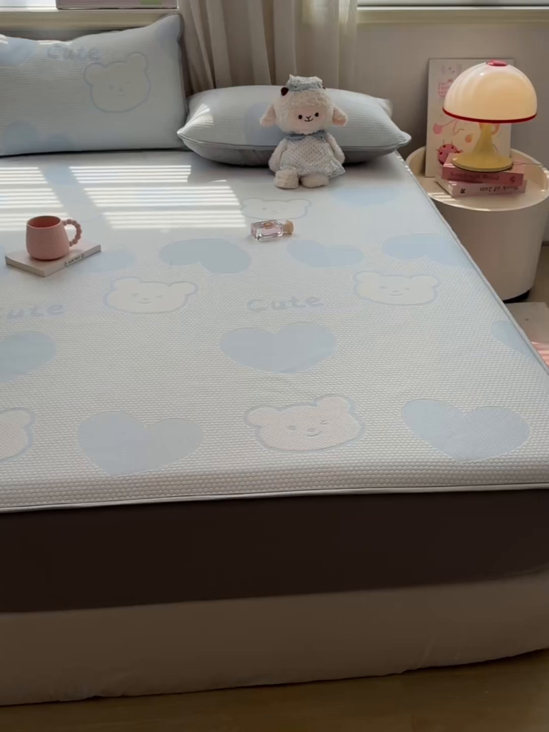 91家纺网 家纺一手货源 找家纺 多乐家纺 206新款冰豆豆防水凉感软席凉席席子 爱心熊-床笠款