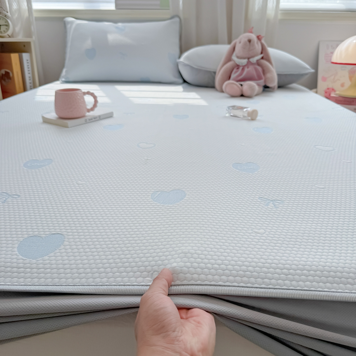 91家纺网 家纺一手货源 找家纺 多乐家纺 206新款冰豆豆防水凉感软席凉席席子 蝴蝶爱心-床笠款