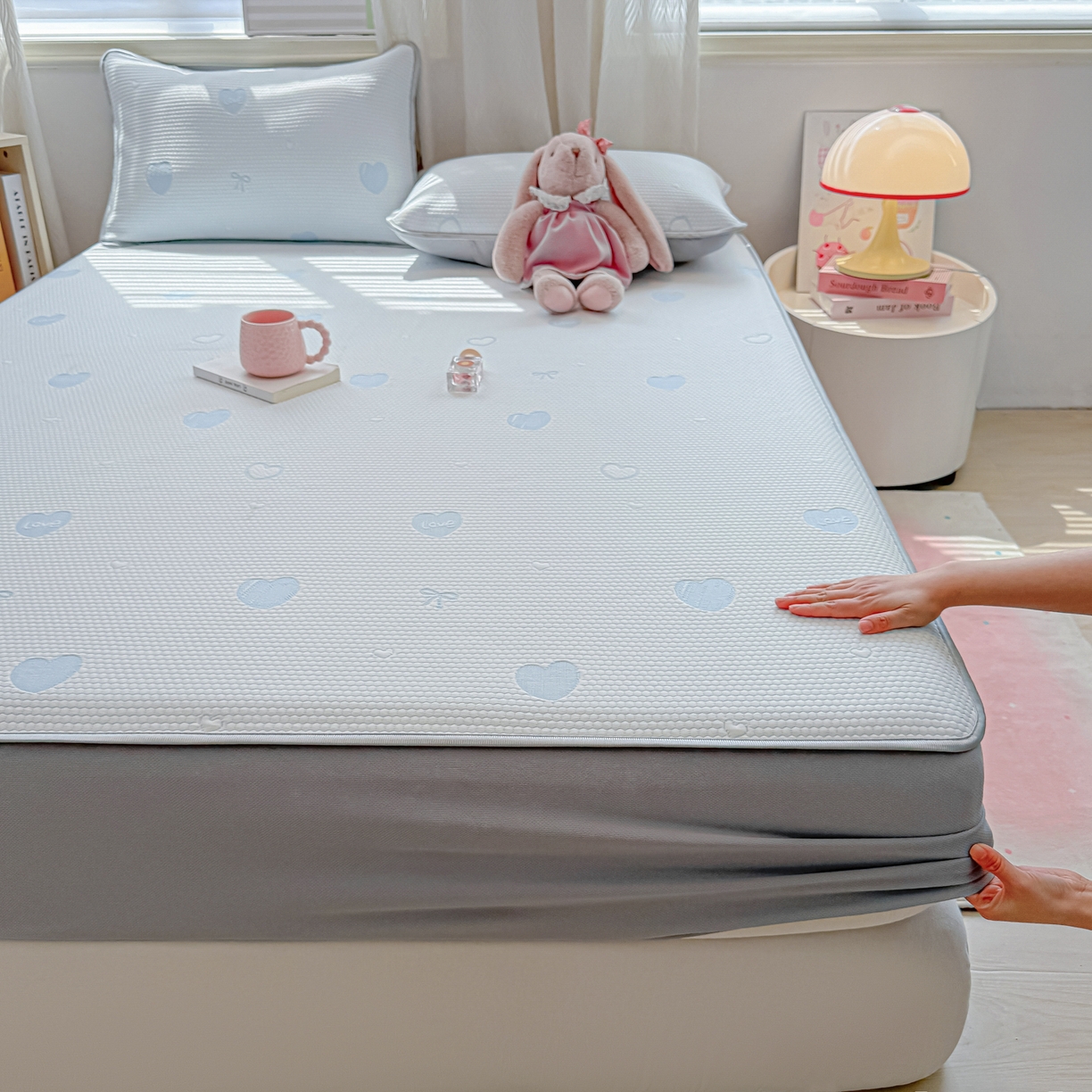 91家纺网 家纺一手货源 找家纺 多乐家纺 206新款冰豆豆防水凉感软席凉席席子 蝴蝶爱心-床笠款