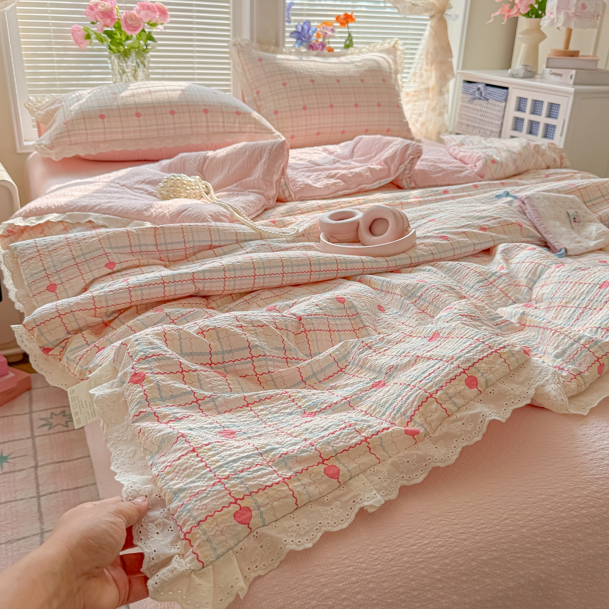 91家纺网 家纺一手货源 找家纺 玉海棠家纺 2026新款泡芙纱全棉纯棉蕾丝花边夏被-花笺系列（软乎乎的质感，治愈所有疲惫） 花笺-格格心