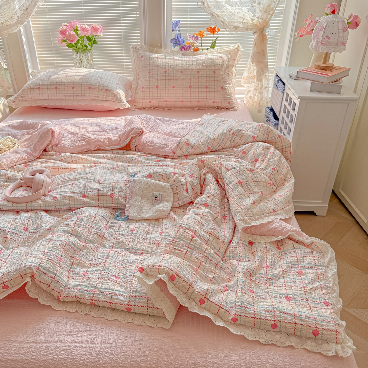 91家纺网 家纺一手货源 找家纺 玉海棠家纺 2026新款泡芙纱全棉纯棉蕾丝花边夏被-花笺系列（软乎乎的质感，治愈所有疲惫） 花笺-格格心