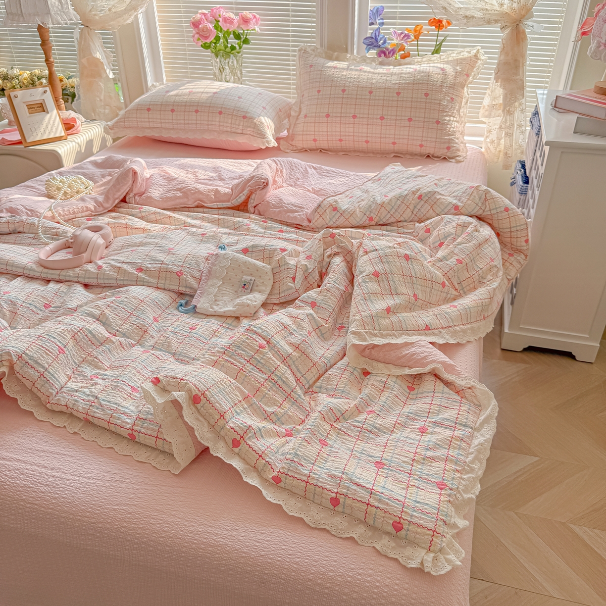 91家纺网 家纺一手货源 找家纺 玉海棠家纺 2026新款泡芙纱全棉纯棉蕾丝花边夏被-花笺系列（软乎乎的质感，治愈所有疲惫） 花笺-格格心