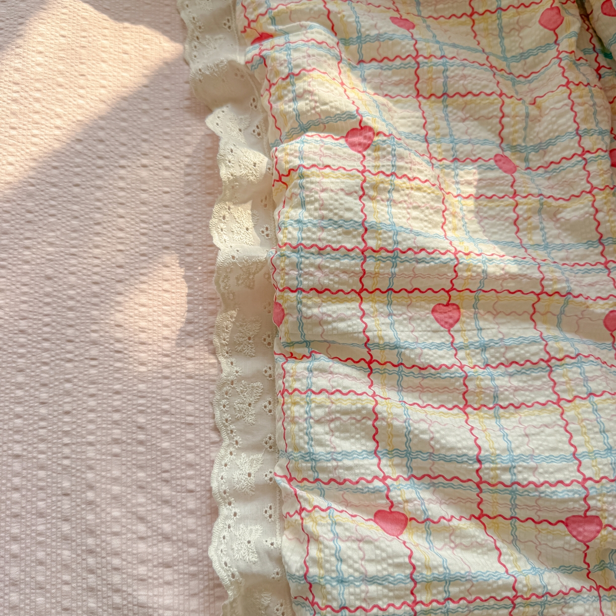 91家纺网 家纺一手货源 找家纺 玉海棠家纺 2026新款泡芙纱全棉纯棉蕾丝花边夏被-花笺系列（软乎乎的质感，治愈所有疲惫） 花笺-格格心