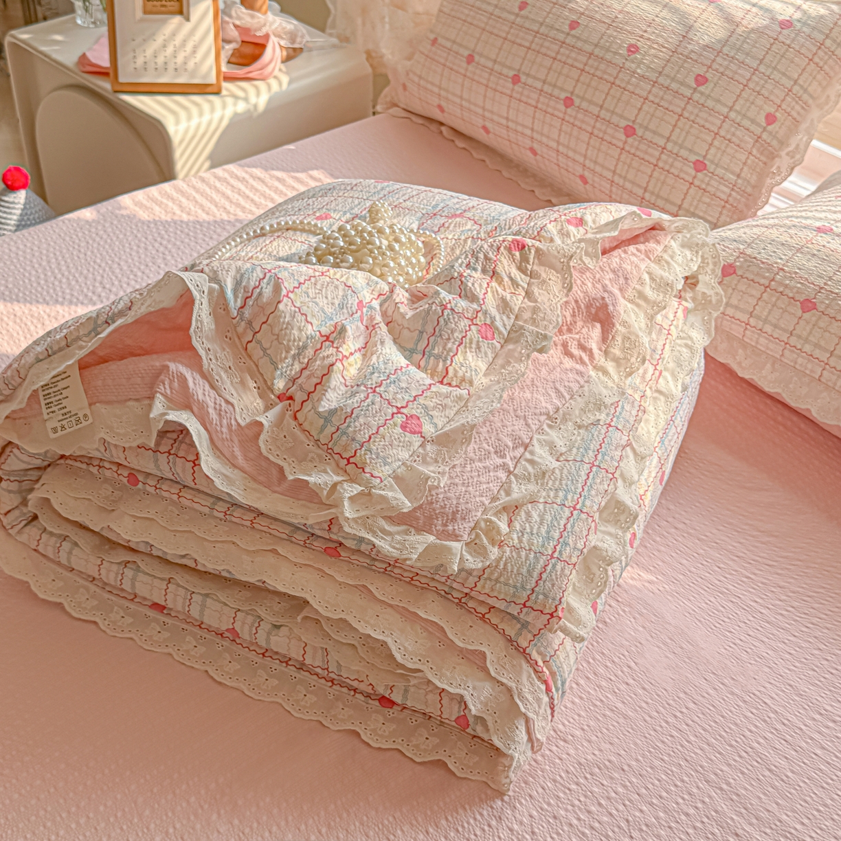 91家纺网 家纺一手货源 找家纺 玉海棠家纺 2026新款泡芙纱全棉纯棉蕾丝花边夏被-花笺系列（软乎乎的质感，治愈所有疲惫） 花笺-格格心