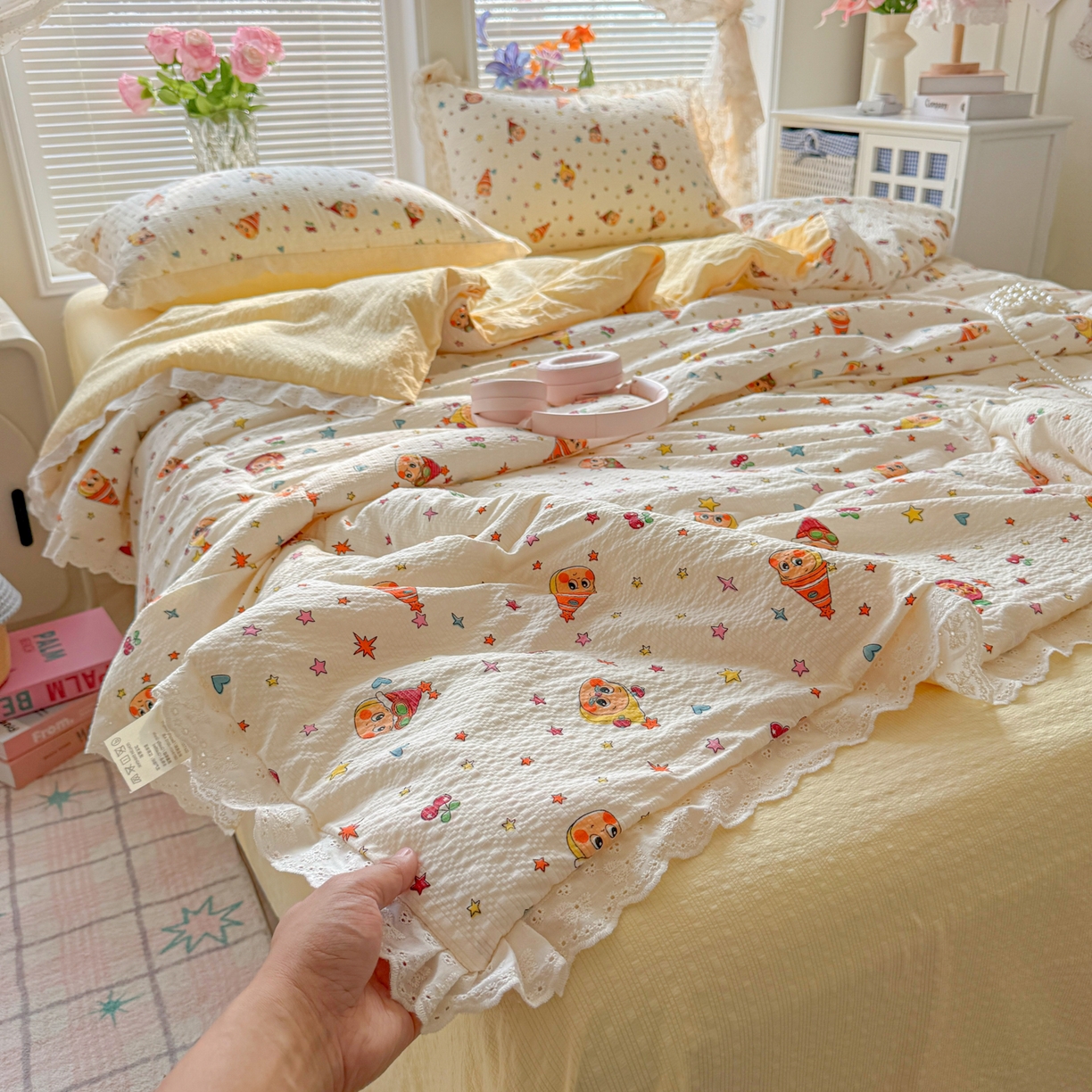 91家纺网 家纺一手货源 找家纺 玉海棠家纺 2026新款泡芙纱全棉纯棉蕾丝花边夏被-花笺系列（软乎乎的质感，治愈所有疲惫） 花笺-旧街星星