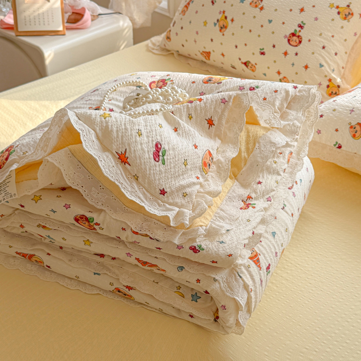 91家纺网 家纺一手货源 找家纺 玉海棠家纺 2026新款泡芙纱全棉纯棉蕾丝花边夏被-花笺系列（软乎乎的质感，治愈所有疲惫） 花笺-旧街星星