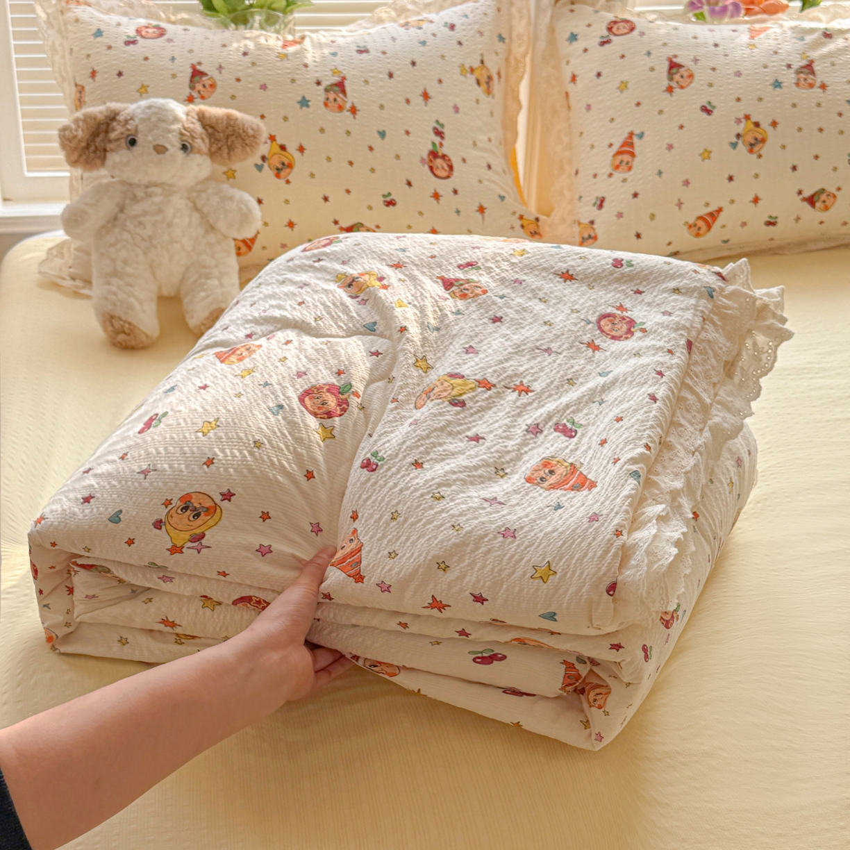 91家纺网 家纺一手货源 找家纺 玉海棠家纺 2026新款泡芙纱全棉纯棉蕾丝花边夏被-花笺系列（软乎乎的质感，治愈所有疲惫） 花笺-旧街星星