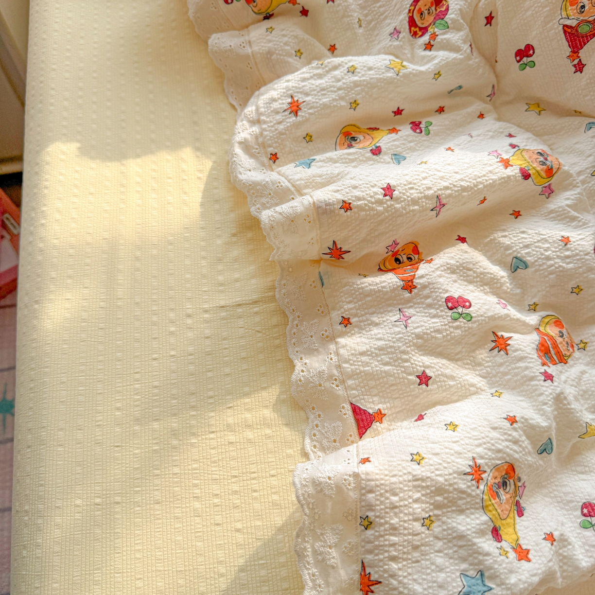 91家纺网 家纺一手货源 找家纺 玉海棠家纺 2026新款泡芙纱全棉纯棉蕾丝花边夏被-花笺系列（软乎乎的质感，治愈所有疲惫） 花笺-旧街星星