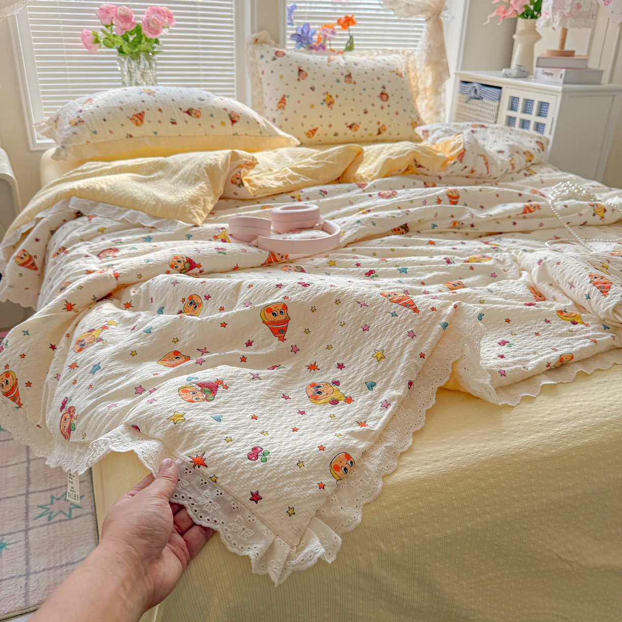 91家纺网 家纺一手货源 找家纺 玉海棠家纺 2026新款泡芙纱全棉纯棉蕾丝花边夏被-花笺系列（软乎乎的质感，治愈所有疲惫） 花笺-旧街星星