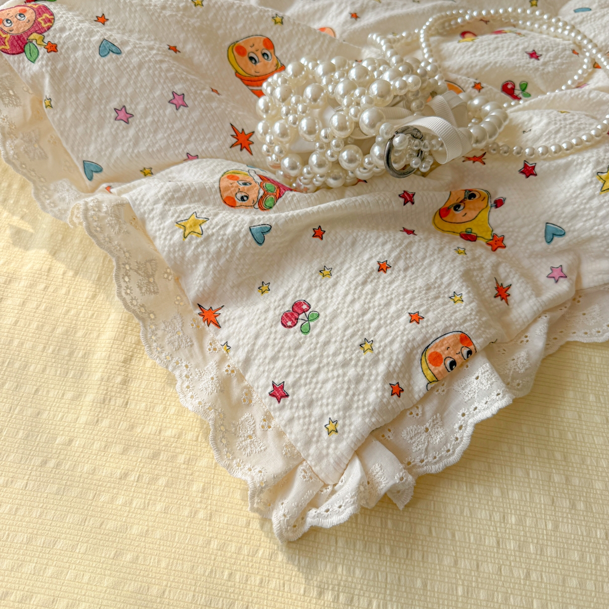 91家纺网 家纺一手货源 找家纺 玉海棠家纺 2026新款泡芙纱全棉纯棉蕾丝花边夏被-花笺系列（软乎乎的质感，治愈所有疲惫） 花笺-旧街星星