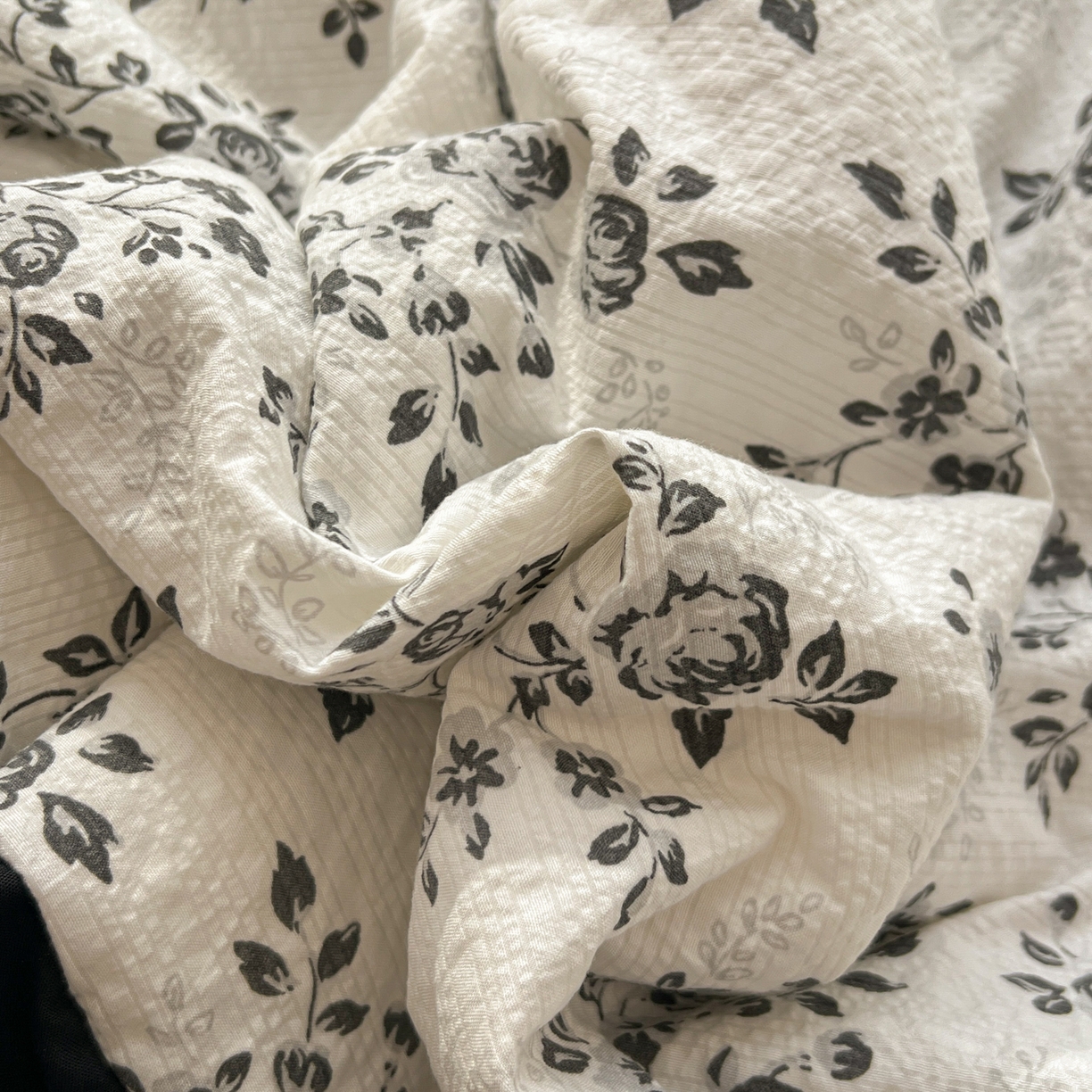 91家纺网 家纺一手货源 找家纺 十里居 2026新款A类全棉花边泡芙棉夏凉被 玫瑰黑