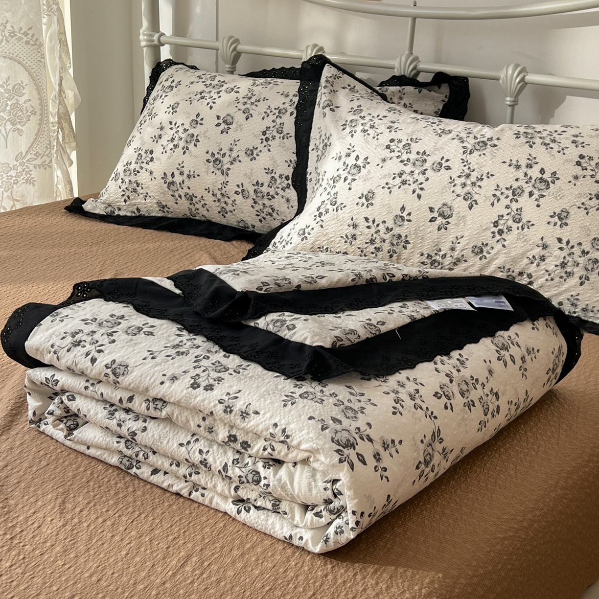 91家纺网 家纺一手货源 找家纺 十里居 2026新款A类全棉花边泡芙棉夏凉被 玫瑰黑