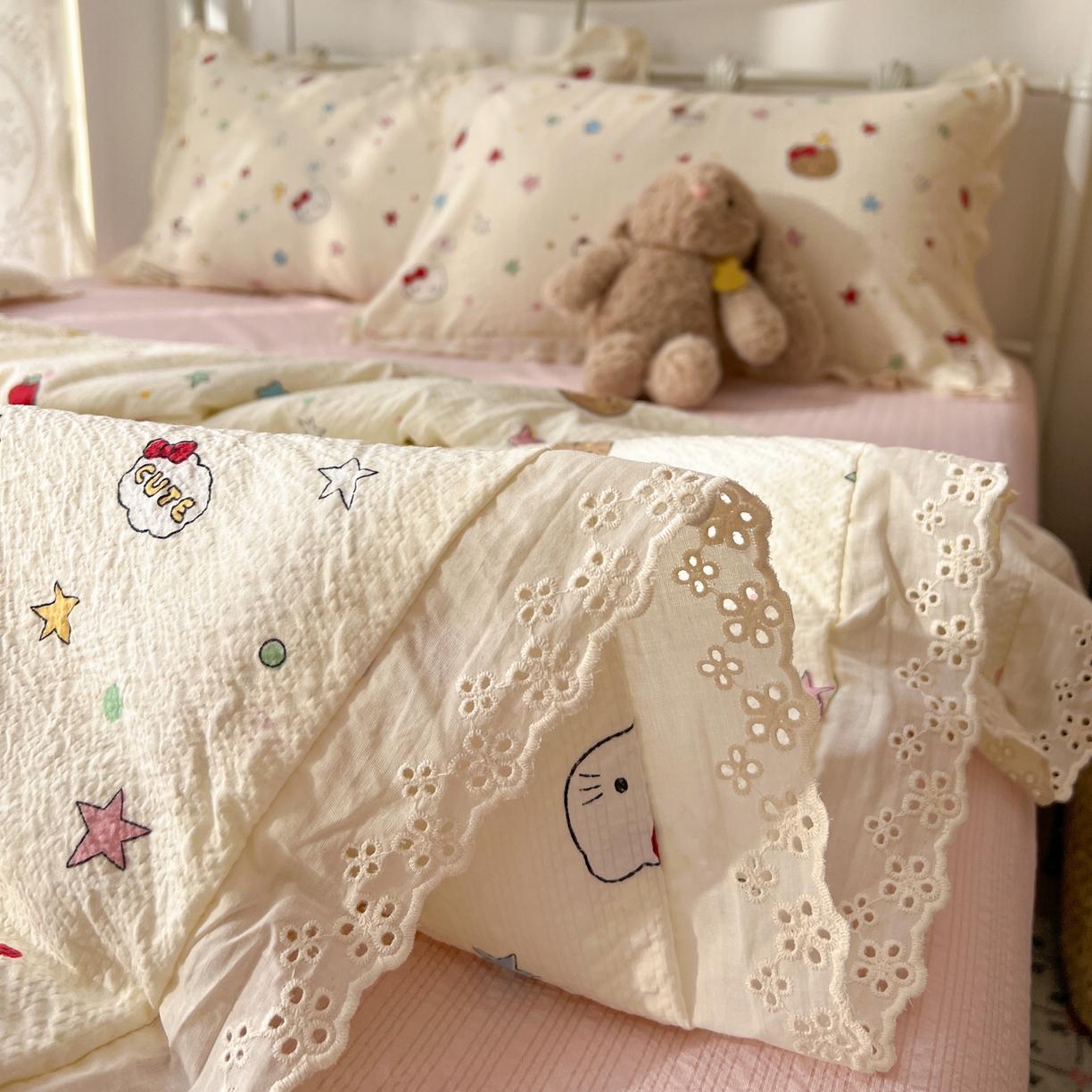 91家纺网 家纺一手货源 找家纺 十里居 2026新款A类全棉花边泡芙棉夏凉被 奶油小猫