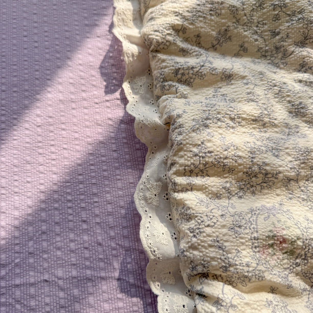 91家纺网 家纺一手货源 找家纺 玉海棠家纺 2026新款泡芙纱全棉纯棉蕾丝花边夏被-花笺系列（软乎乎的质感，治愈所有疲惫） 花笺-蕾丝花匣