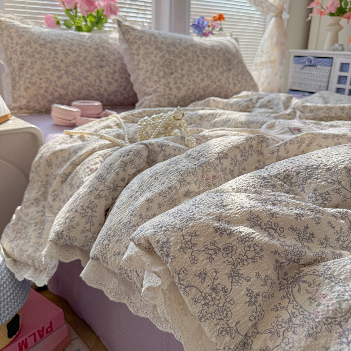 91家纺网 家纺一手货源 找家纺 玉海棠家纺 2026新款泡芙纱全棉纯棉蕾丝花边夏被-花笺系列（软乎乎的质感，治愈所有疲惫） 花笺-蕾丝花匣