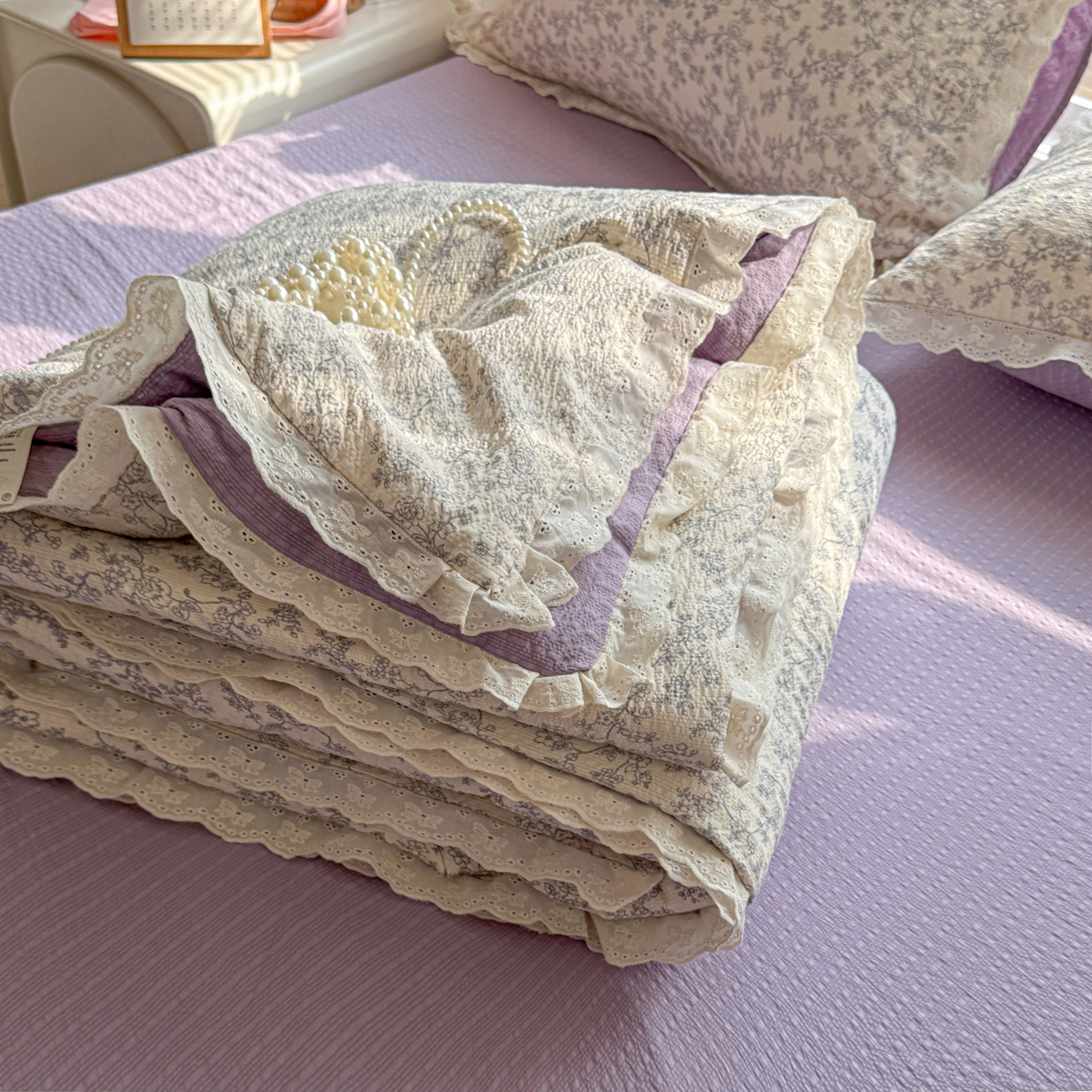 91家纺网 家纺一手货源 找家纺 玉海棠家纺 2026新款泡芙纱全棉纯棉蕾丝花边夏被-花笺系列（软乎乎的质感，治愈所有疲惫） 花笺-蕾丝花匣
