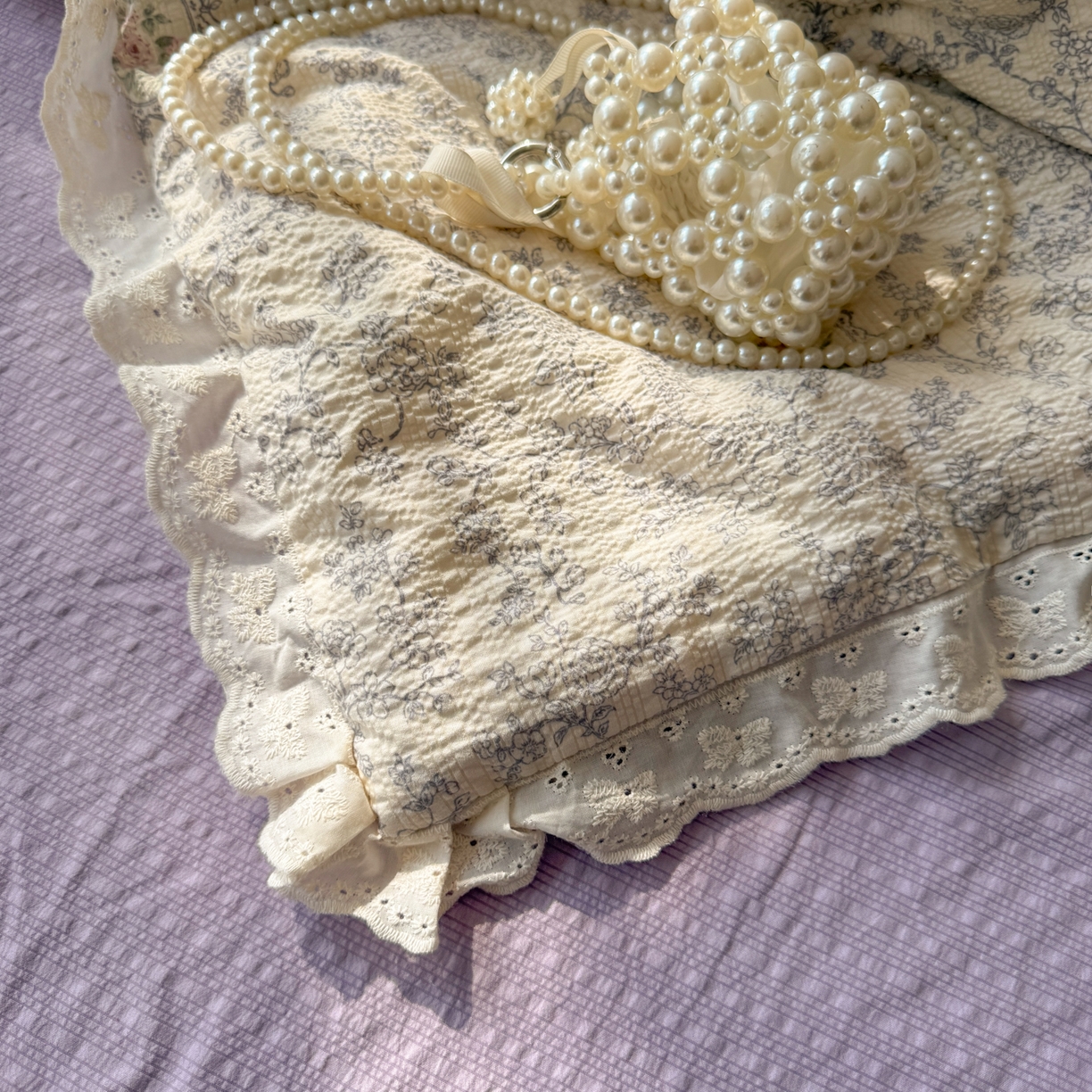 91家纺网 家纺一手货源 找家纺 玉海棠家纺 2026新款泡芙纱全棉纯棉蕾丝花边夏被-花笺系列（软乎乎的质感，治愈所有疲惫） 花笺-蕾丝花匣