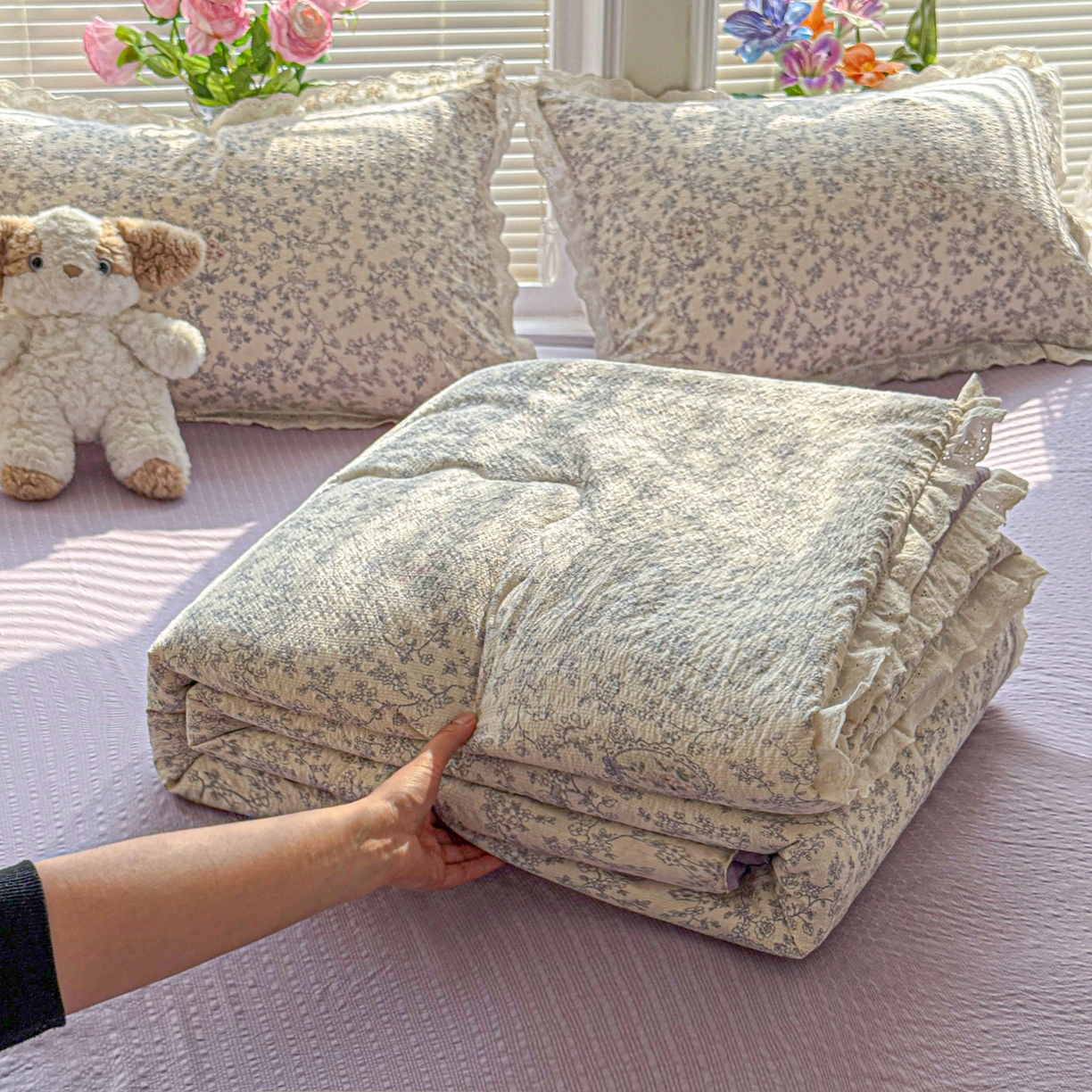 91家纺网 家纺一手货源 找家纺 玉海棠家纺 2026新款泡芙纱全棉纯棉蕾丝花边夏被-花笺系列（软乎乎的质感，治愈所有疲惫） 花笺-蕾丝花匣