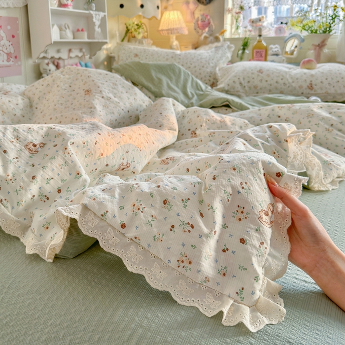 91家纺网 家纺一手货源 找家纺 玉海棠家纺 2026新款泡芙纱全棉纯棉蕾丝花边夏被-花笺系列（软乎乎的质感，治愈所有疲惫） 花笺-木马小花团