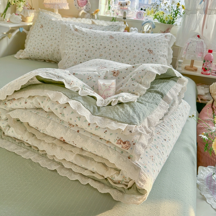 91家纺网 家纺一手货源 找家纺 玉海棠家纺 2026新款泡芙纱全棉纯棉蕾丝花边夏被-花笺系列（软乎乎的质感，治愈所有疲惫） 花笺-木马小花团