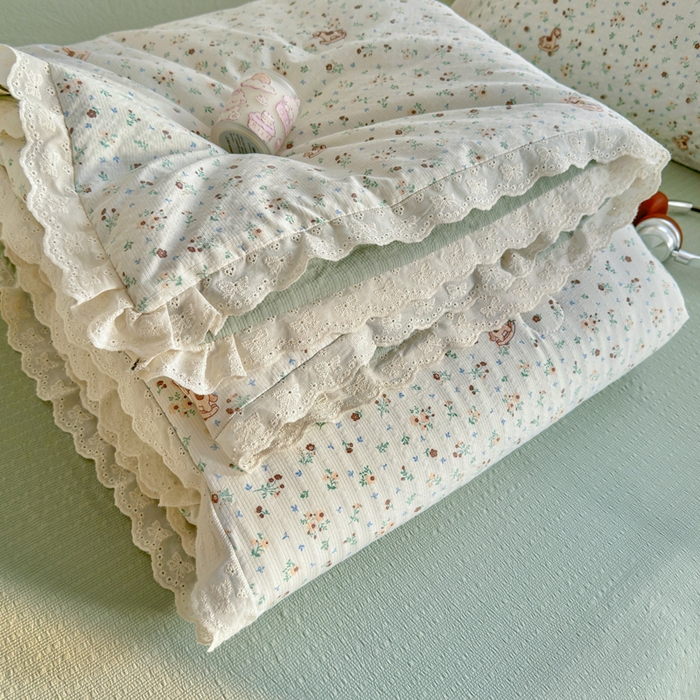 91家纺网 家纺一手货源 找家纺 玉海棠家纺 2026新款泡芙纱全棉纯棉蕾丝花边夏被-花笺系列（软乎乎的质感，治愈所有疲惫） 花笺-木马小花团