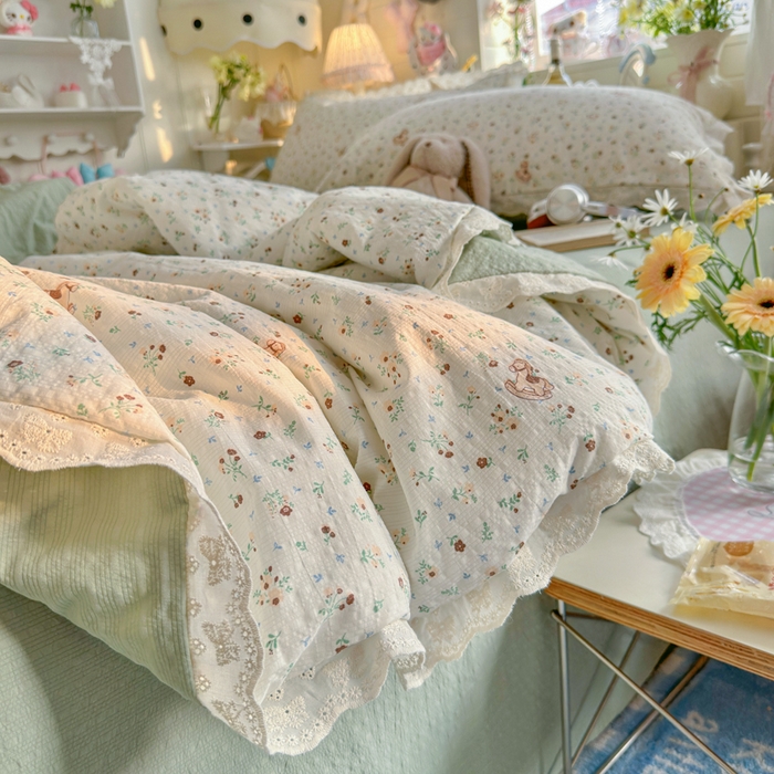 91家纺网 家纺一手货源 找家纺 玉海棠家纺 2026新款泡芙纱全棉纯棉蕾丝花边夏被-花笺系列（软乎乎的质感，治愈所有疲惫） 花笺-木马小花团