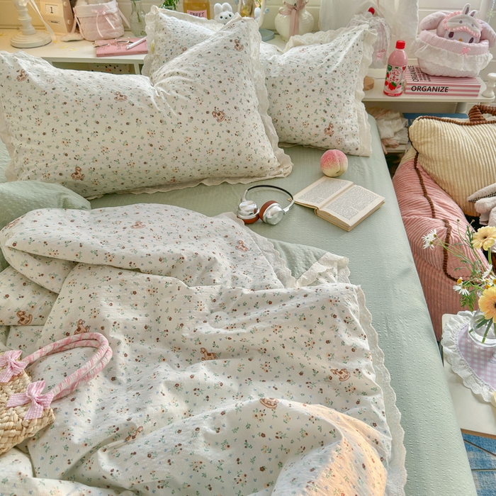 91家纺网 家纺一手货源 找家纺 玉海棠家纺 2026新款泡芙纱全棉纯棉蕾丝花边夏被-花笺系列（软乎乎的质感，治愈所有疲惫） 花笺-木马小花团