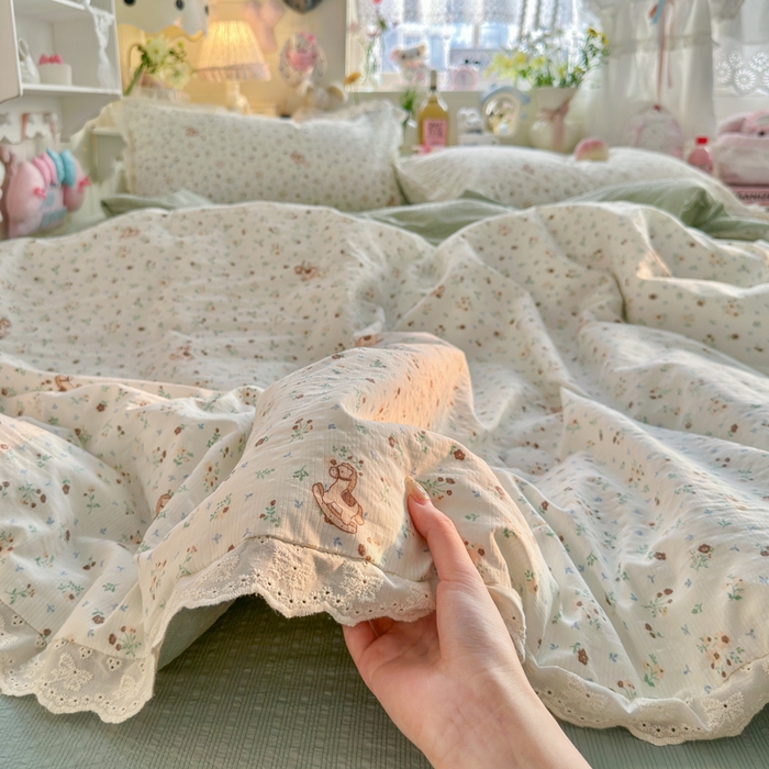 91家纺网 家纺一手货源 找家纺 玉海棠家纺 2026新款泡芙纱全棉纯棉蕾丝花边夏被-花笺系列（软乎乎的质感，治愈所有疲惫） 花笺-木马小花团