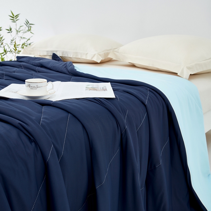 91家纺网 家纺一手货源 找家纺 库里梦家纺 2026春夏新款网红直播爆款A类锦氨深海水藻凉感被夏凉被空调被 藏青-冰蓝