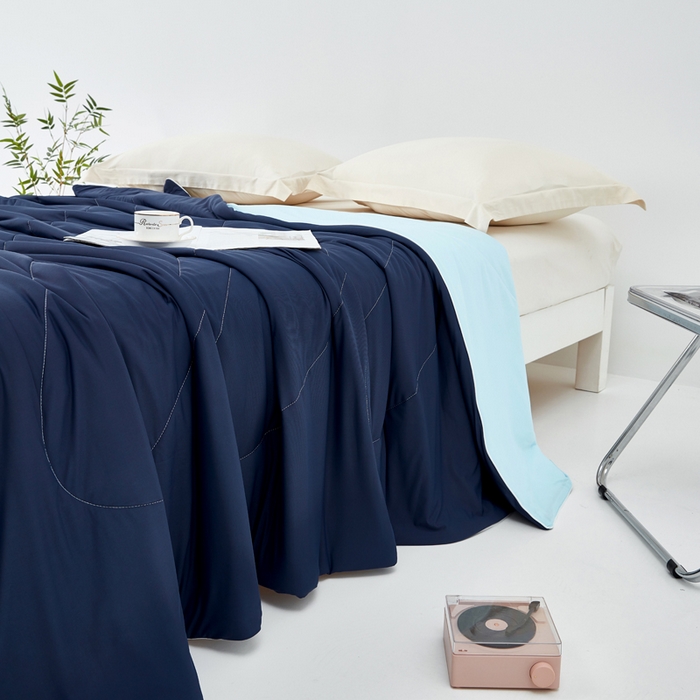 91家纺网 家纺一手货源 找家纺 库里梦家纺 2026春夏新款网红直播爆款A类锦氨深海水藻凉感被夏凉被空调被 藏青-冰蓝