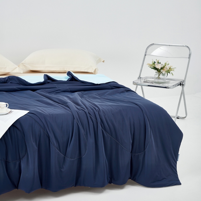 91家纺网 家纺一手货源 找家纺 库里梦家纺 2026春夏新款网红直播爆款A类锦氨深海水藻凉感被夏凉被空调被 藏青-冰蓝