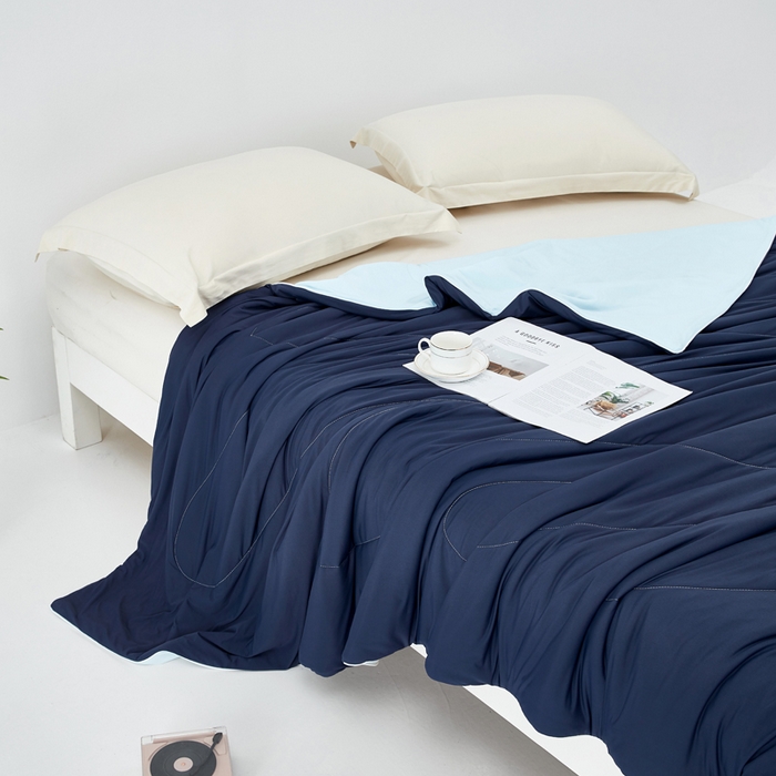 91家纺网 家纺一手货源 找家纺 库里梦家纺 2026春夏新款网红直播爆款A类锦氨深海水藻凉感被夏凉被空调被 藏青-冰蓝