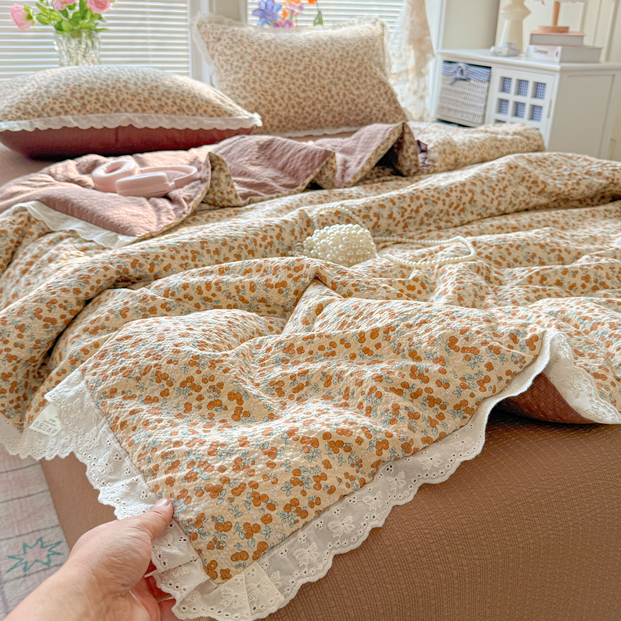 91家纺网 家纺一手货源 找家纺 玉海棠家纺 2026新款泡芙纱全棉纯棉蕾丝花边夏被-花笺系列（软乎乎的质感，治愈所有疲惫） 花笺-暖橘枝