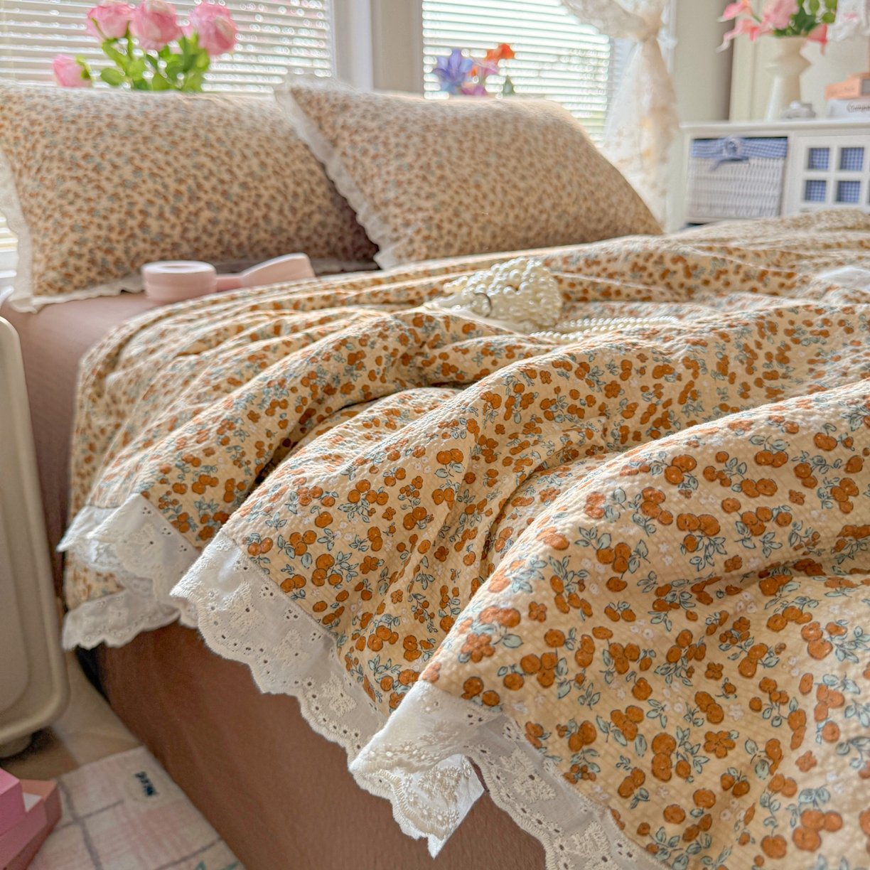 91家纺网 家纺一手货源 找家纺 玉海棠家纺 2026新款泡芙纱全棉纯棉蕾丝花边夏被-花笺系列（软乎乎的质感，治愈所有疲惫） 花笺-暖橘枝