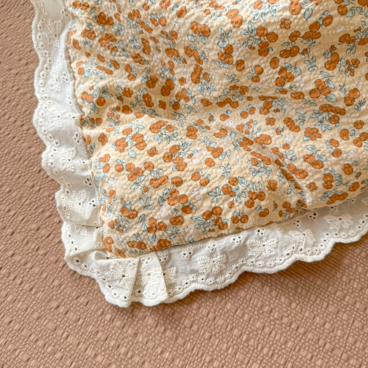 91家纺网 家纺一手货源 找家纺 玉海棠家纺 2026新款泡芙纱全棉纯棉蕾丝花边夏被-花笺系列（软乎乎的质感，治愈所有疲惫） 花笺-暖橘枝