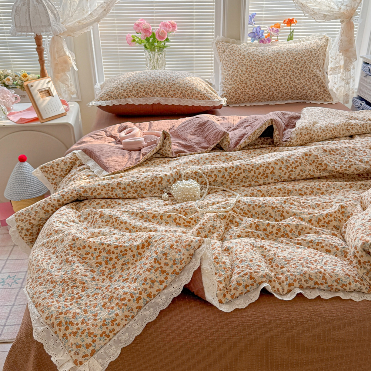 91家纺网 家纺一手货源 找家纺 玉海棠家纺 2026新款泡芙纱全棉纯棉蕾丝花边夏被-花笺系列（软乎乎的质感，治愈所有疲惫） 花笺-暖橘枝