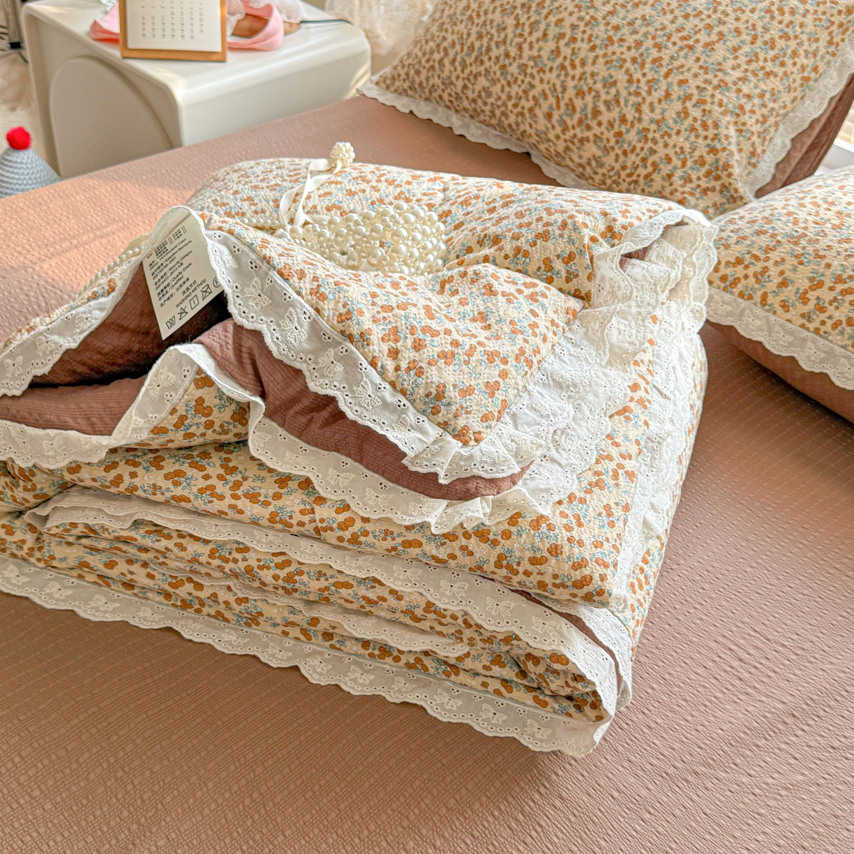 91家纺网 家纺一手货源 找家纺 玉海棠家纺 2026新款泡芙纱全棉纯棉蕾丝花边夏被-花笺系列（软乎乎的质感，治愈所有疲惫） 花笺-暖橘枝