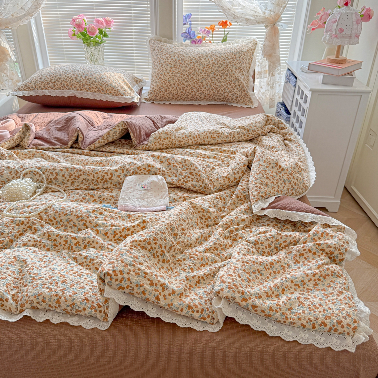 91家纺网 家纺一手货源 找家纺 玉海棠家纺 2026新款泡芙纱全棉纯棉蕾丝花边夏被-花笺系列（软乎乎的质感，治愈所有疲惫） 花笺-暖橘枝