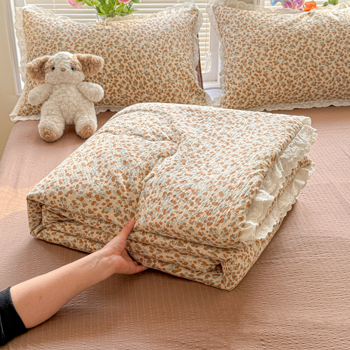 91家纺网 家纺一手货源 找家纺 玉海棠家纺 2026新款泡芙纱全棉纯棉蕾丝花边夏被-花笺系列（软乎乎的质感，治愈所有疲惫） 花笺-暖橘枝