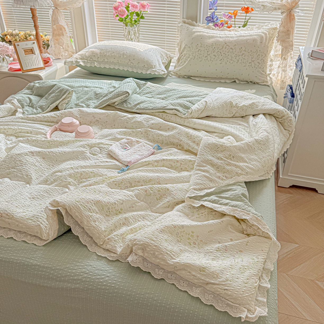 91家纺网 家纺一手货源 找家纺 玉海棠家纺 2026新款泡芙纱全棉纯棉蕾丝花边夏被-花笺系列（软乎乎的质感，治愈所有疲惫） 花笺-浅夏花信