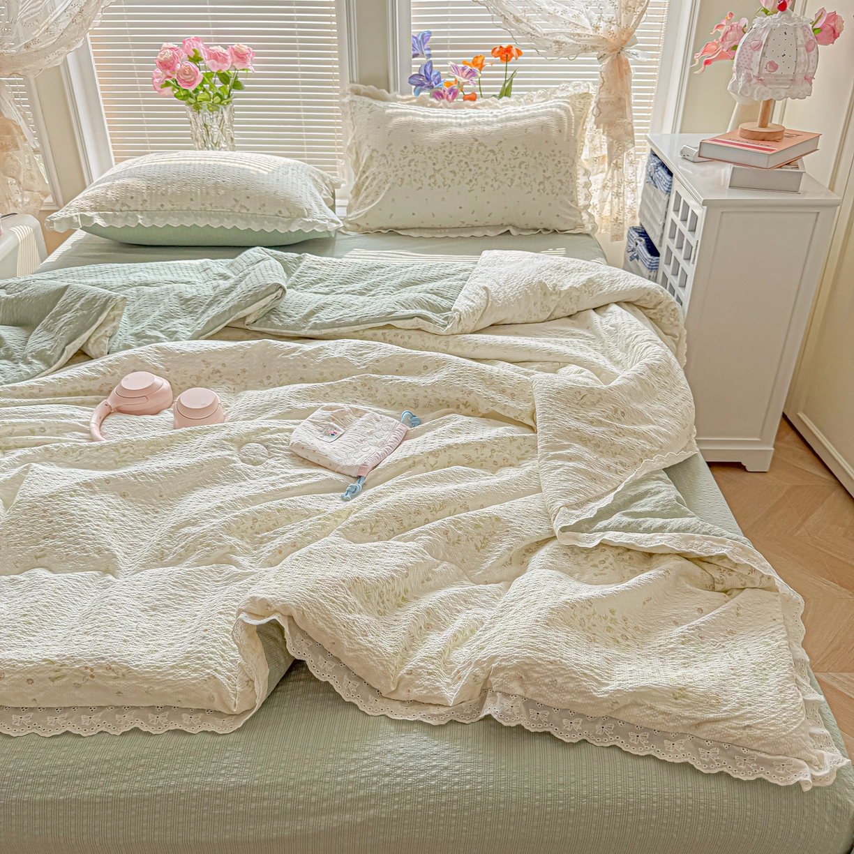91家纺网 家纺一手货源 找家纺 玉海棠家纺 2026新款泡芙纱全棉纯棉蕾丝花边夏被-花笺系列（软乎乎的质感，治愈所有疲惫） 花笺-浅夏花信