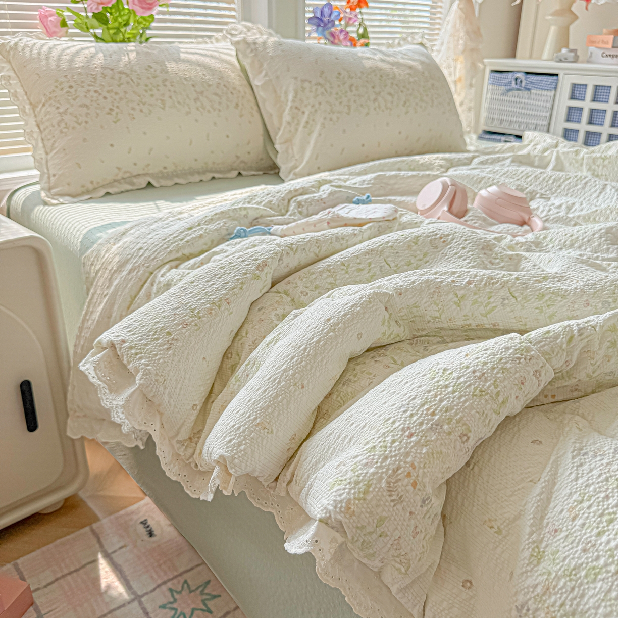 91家纺网 家纺一手货源 找家纺 玉海棠家纺 2026新款泡芙纱全棉纯棉蕾丝花边夏被-花笺系列（软乎乎的质感，治愈所有疲惫） 花笺-浅夏花信