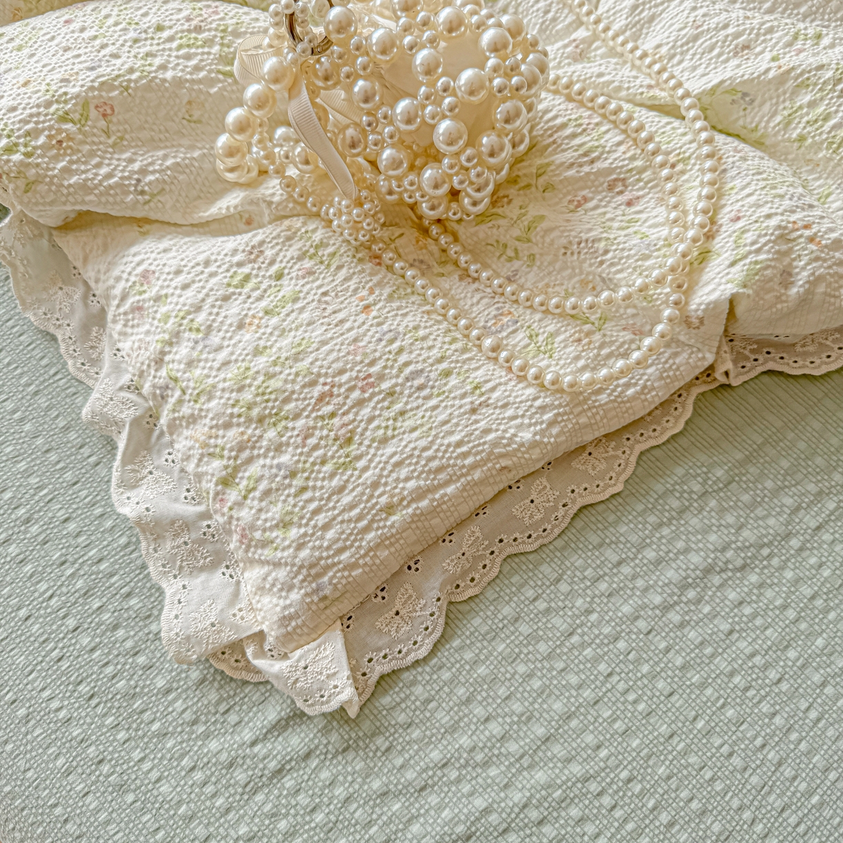 91家纺网 家纺一手货源 找家纺 玉海棠家纺 2026新款泡芙纱全棉纯棉蕾丝花边夏被-花笺系列（软乎乎的质感，治愈所有疲惫） 花笺-浅夏花信