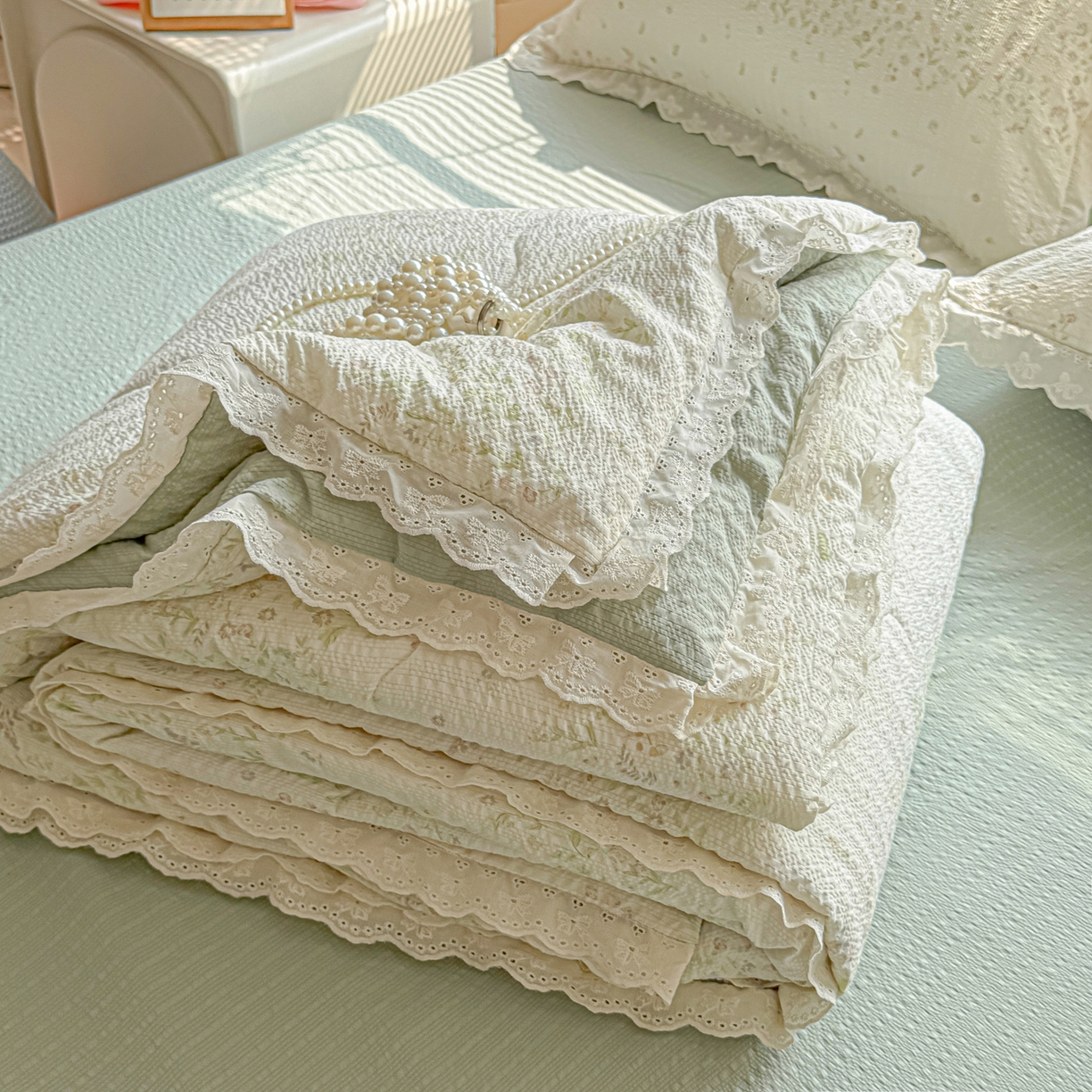 91家纺网 家纺一手货源 找家纺 玉海棠家纺 2026新款泡芙纱全棉纯棉蕾丝花边夏被-花笺系列（软乎乎的质感，治愈所有疲惫） 花笺-浅夏花信