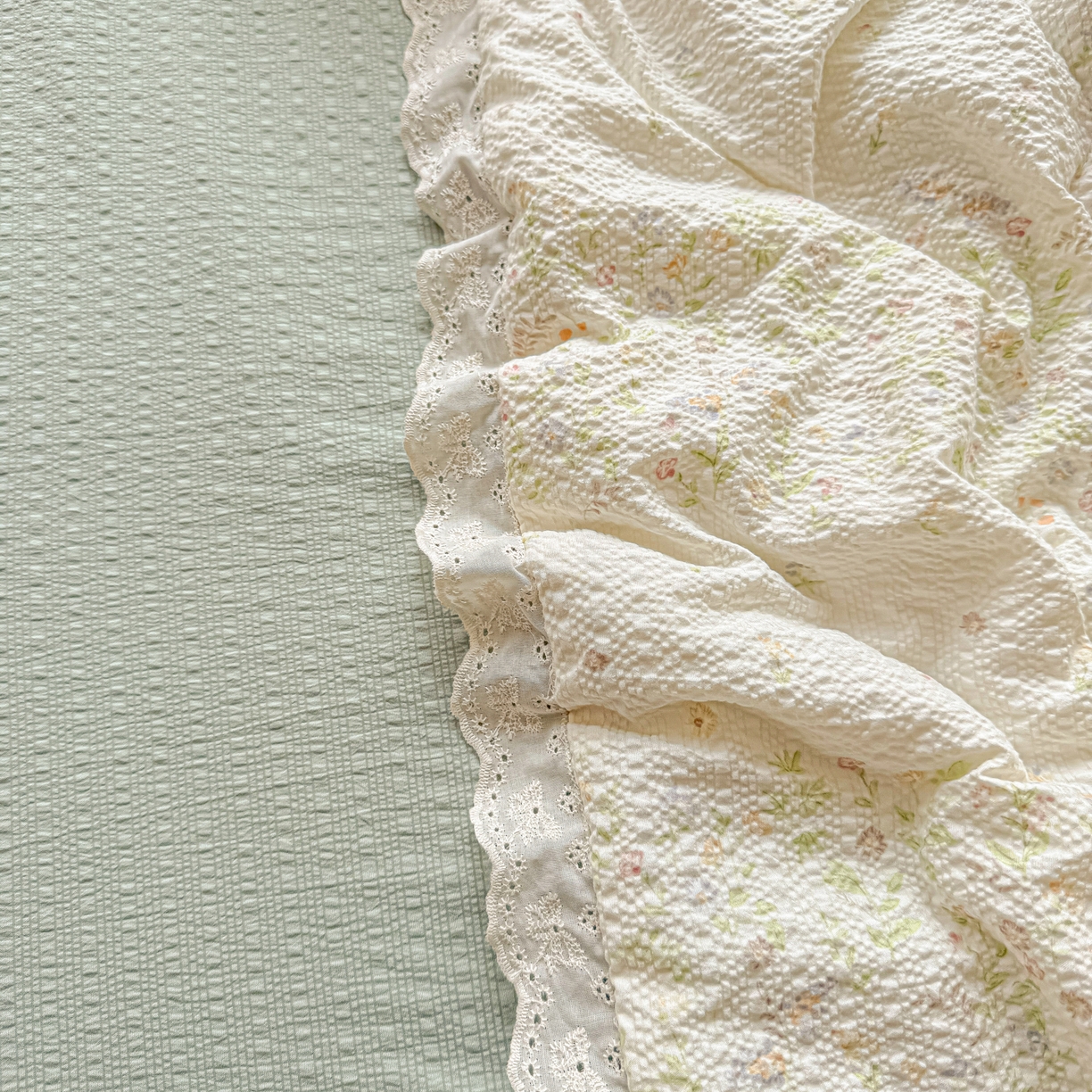 91家纺网 家纺一手货源 找家纺 玉海棠家纺 2026新款泡芙纱全棉纯棉蕾丝花边夏被-花笺系列（软乎乎的质感，治愈所有疲惫） 花笺-浅夏花信