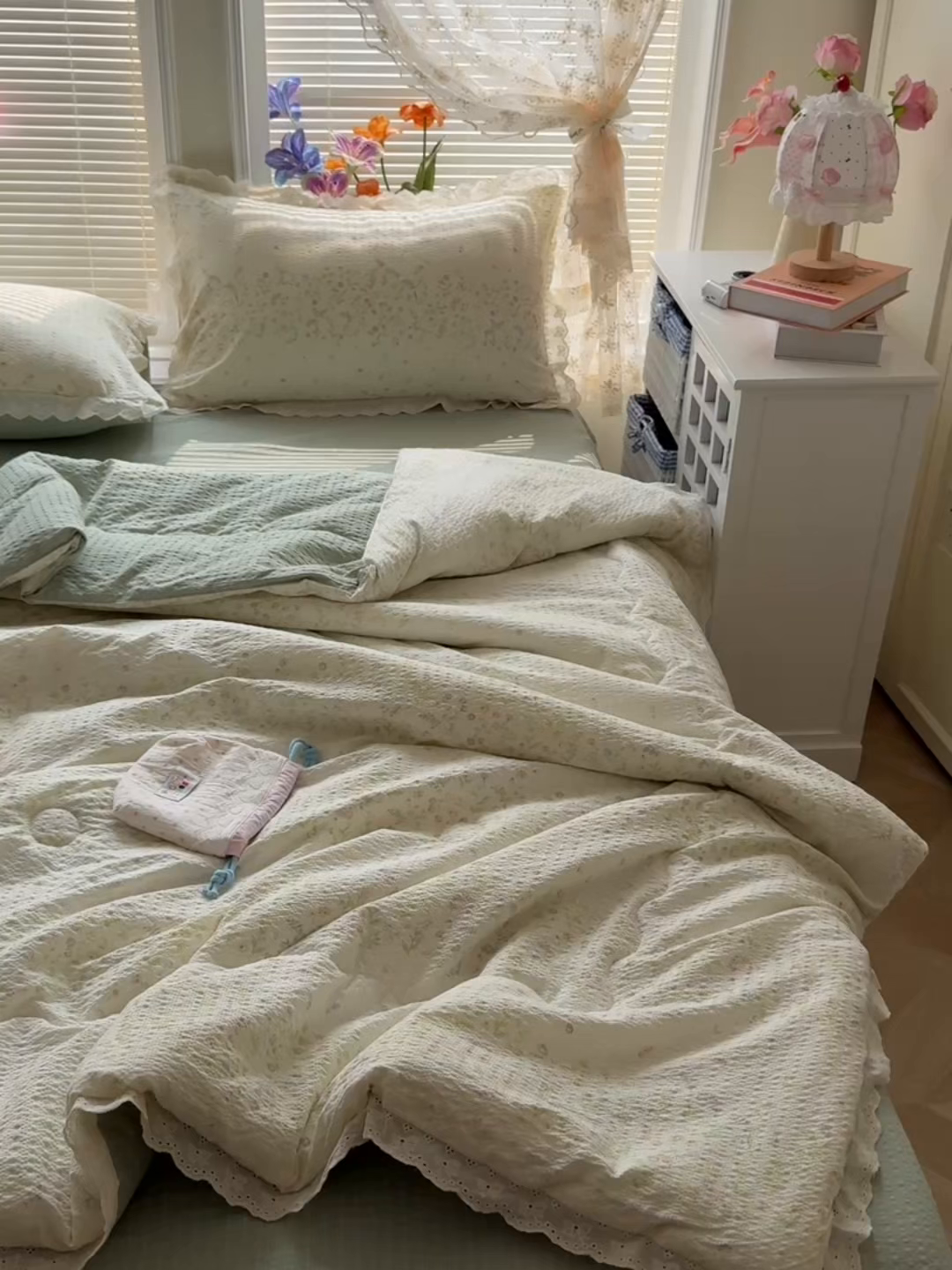 91家纺网 家纺一手货源 找家纺 玉海棠家纺 2026新款泡芙纱全棉纯棉蕾丝花边夏被-花笺系列（软乎乎的质感，治愈所有疲惫） 花笺-浅夏花信